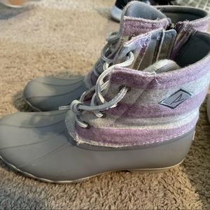 Girls sperrys size 4